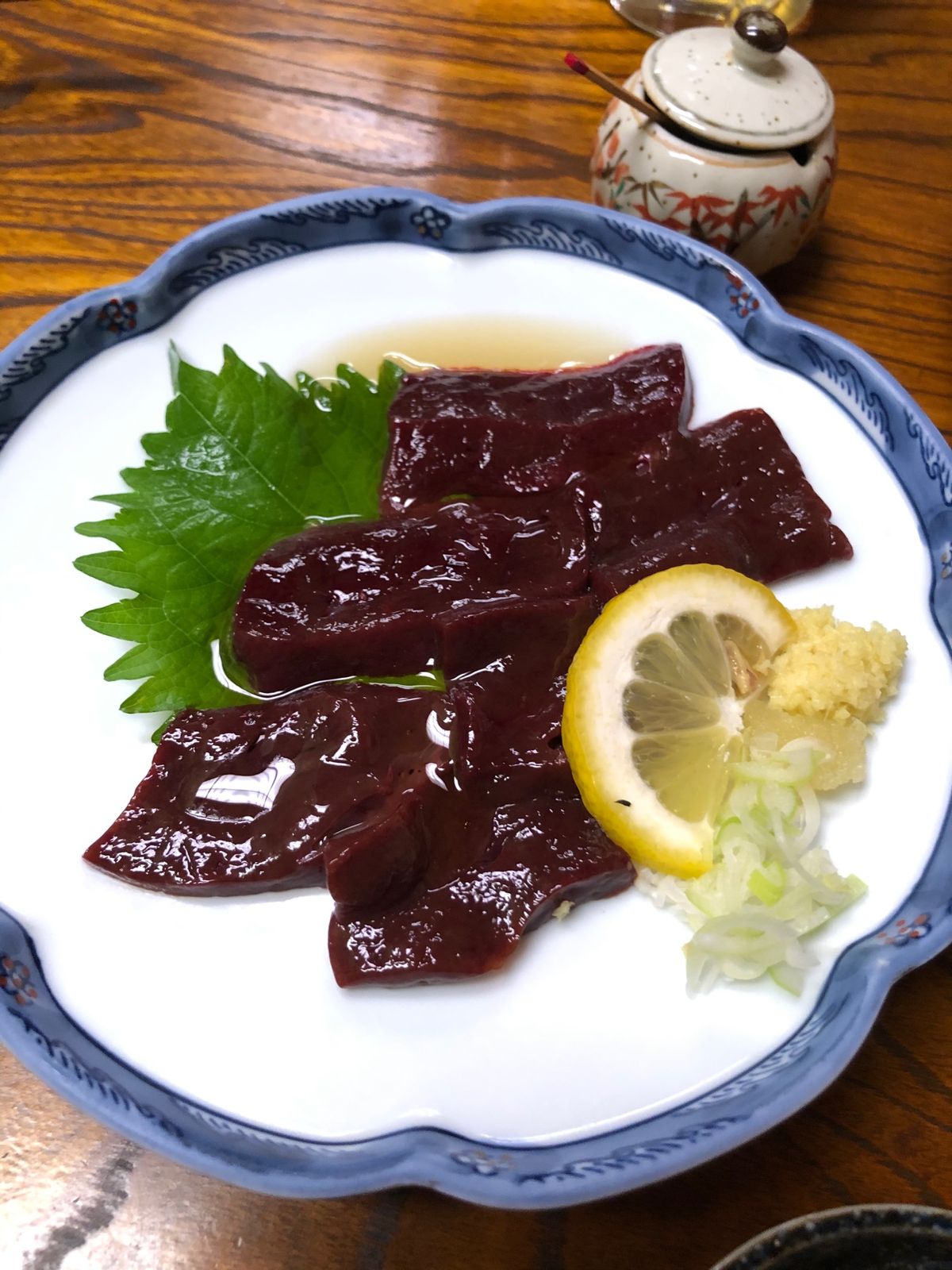 ホテル近くの居酒屋で夕食。
馬刺しに馬レバ刺し、ほうとうも。
どれも凄く美...