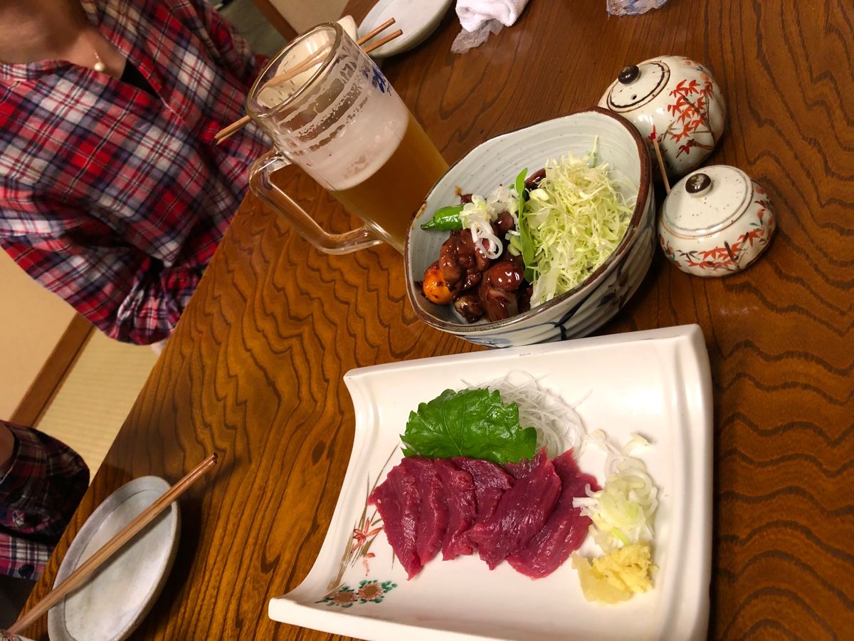 ホテル近くの居酒屋で夕食。
馬刺しに馬レバ刺し、ほうとうも。
どれも凄く美...