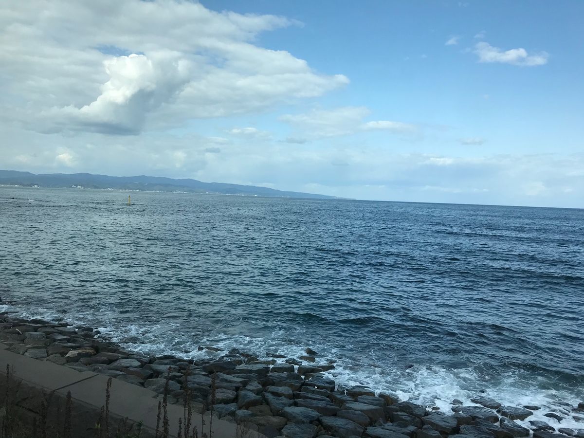 雨晴海岸(JR氷見線より)