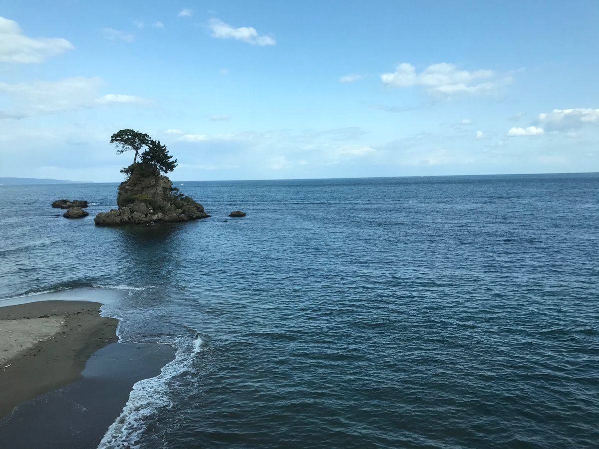 雨晴海岸(JR氷見線より)