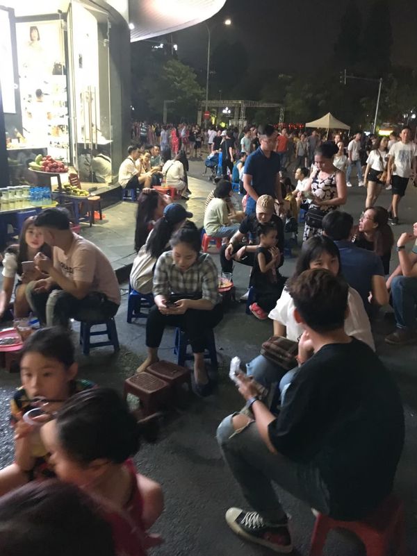 ベトナム・ハノイ「Vietnam, Hoi An, Da Nang, Hanoi」の写真：Hanoi街並み🇻🇳
広場で踊ってた人た...