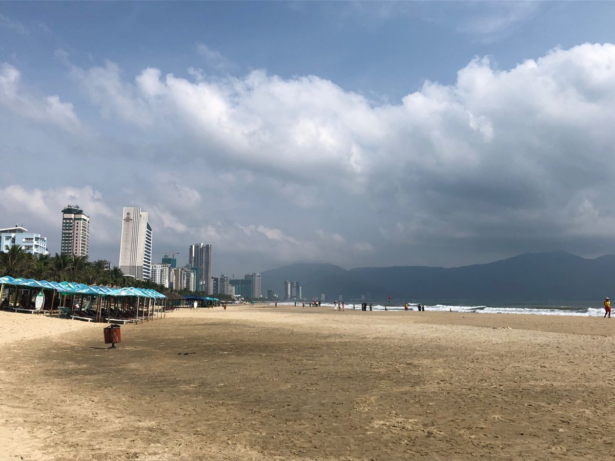 Da Nang
朝イチでビーチへ行き、
空港でお昼を食べてHanoiへ✈️