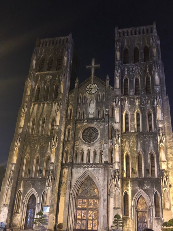 ベトナム・ハノイ「Vietnam, Hoi An, Da Nang, Hanoi」の写真：ハノイ 大教会と
近くのコーヒーショップ☕️