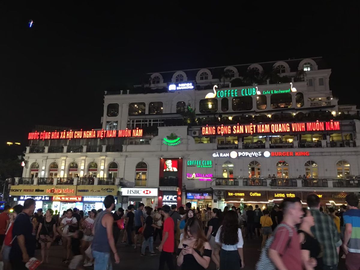 Hanoi街並み🇻🇳
広場で踊ってた人たちの中に飛び込んで、一緒にdanc...