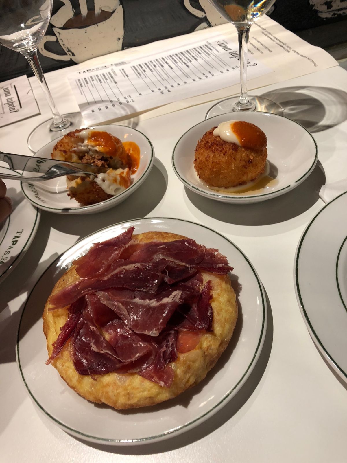 友人と合流しTAPAS24へ🍷
人気店だからか、結構並んでた。
お互いいつ...