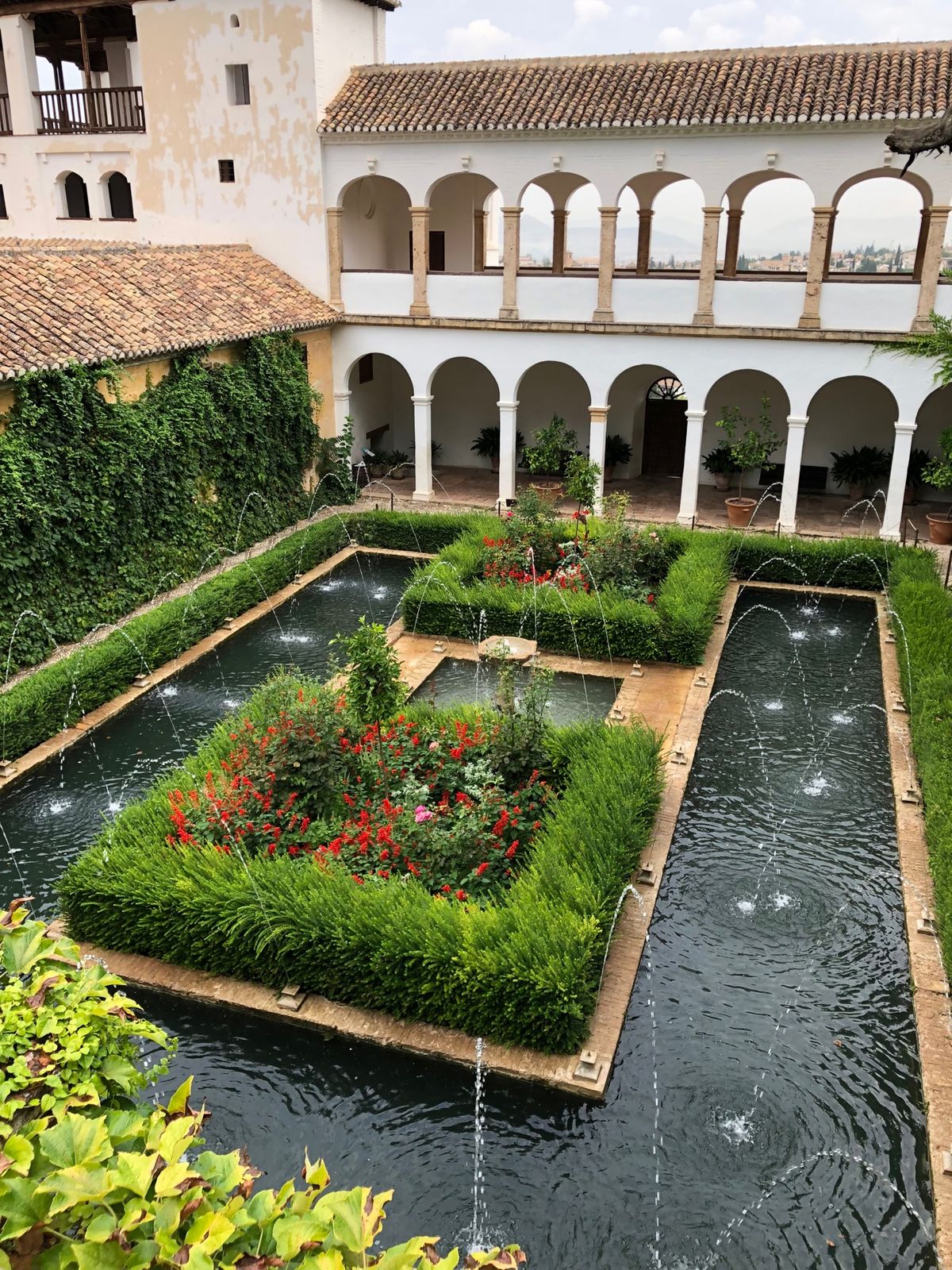 Alhambra palace(Granada🇪🇸)
朝からヘネラリフェ(...