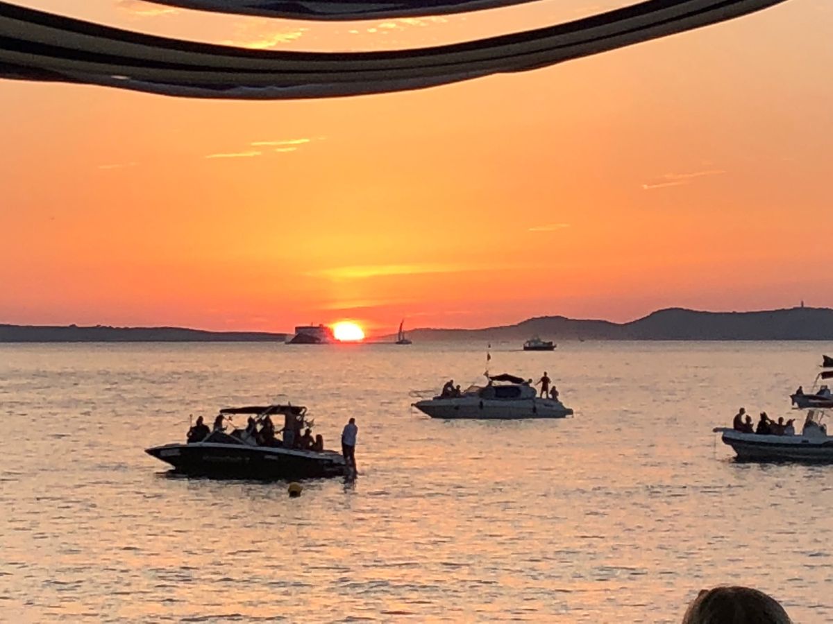 Ibizaの夕日🌇
気付いたら日の入り10分前とかになっており、スポットま...
