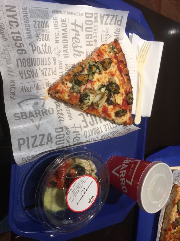 ベルギー・ブリュッセル「Belgium, soccer(Japan vs Ukraine)」の写真：ベルギー到着後最初のご飯はファストフード...