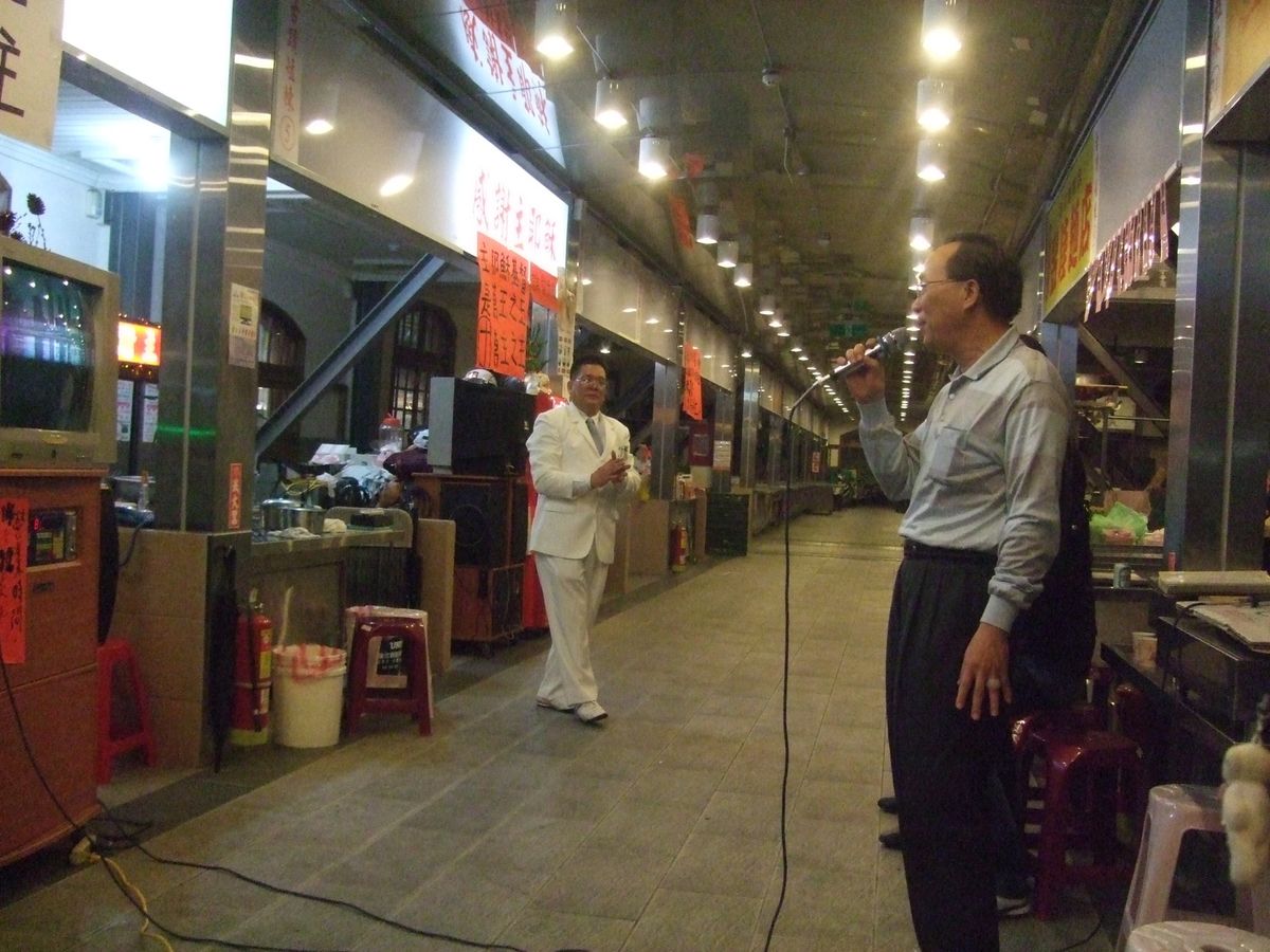 士林夜市
吹きさらしのスナックで出会ったおばさまと仲良くなり、みんなでカラ...