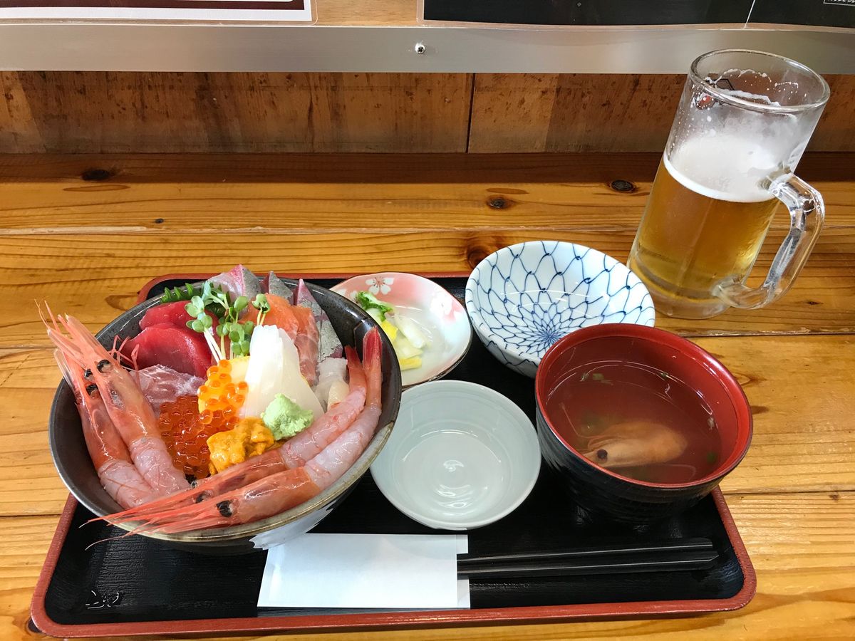 田島(三国港)

絶品海鮮丼！！
1.5時間並んで15分弱で店を出た。