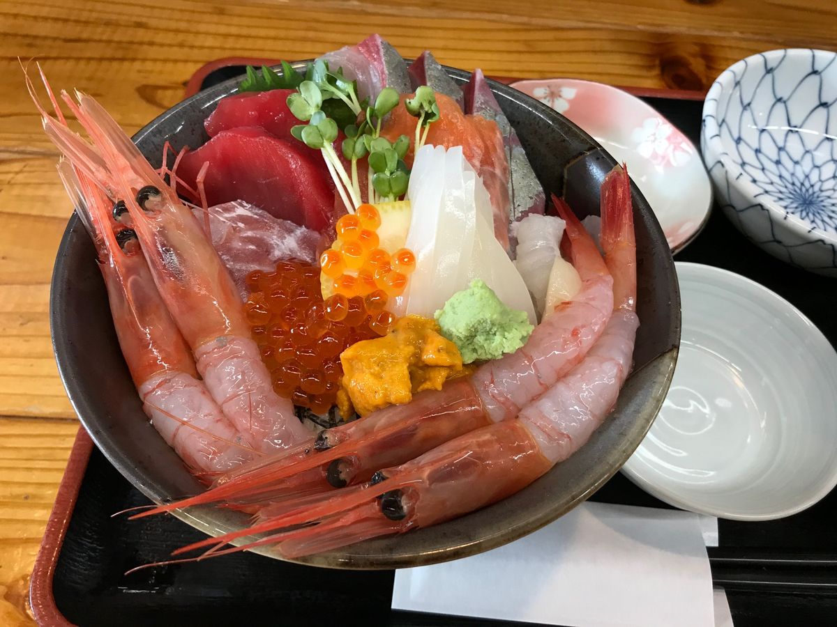 田島(三国港)

絶品海鮮丼！！
1.5時間並んで15分弱で店を出た。