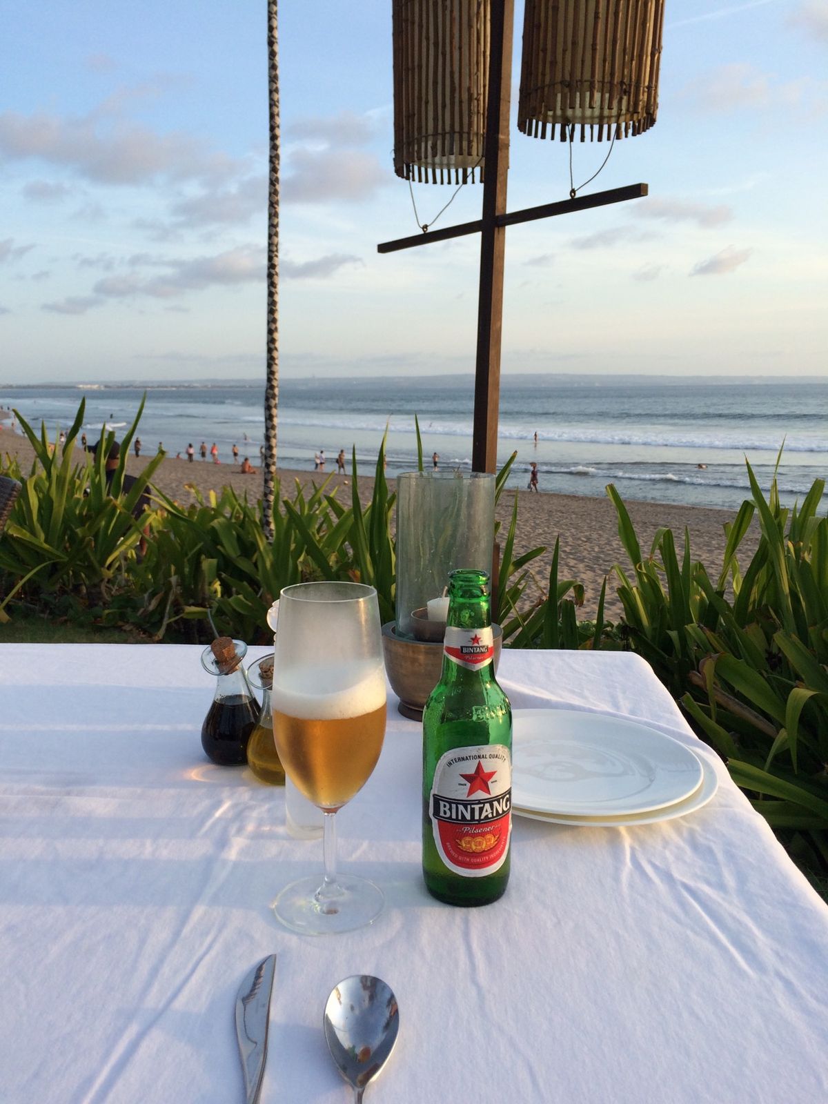 サンセットを見ながらの夕食。
ビールはビンタン。