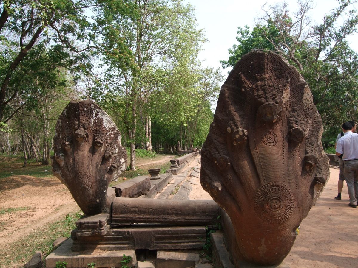 ベンメリア遺跡　立派なナーガ像がお出迎え