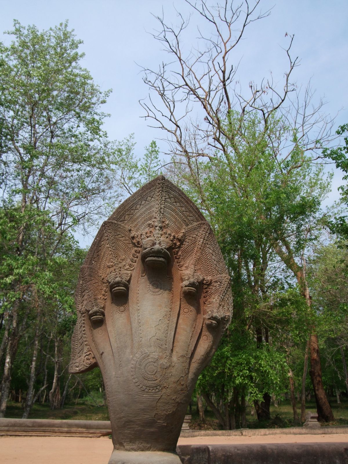 ベンメリア遺跡　立派なナーガ像がお出迎え