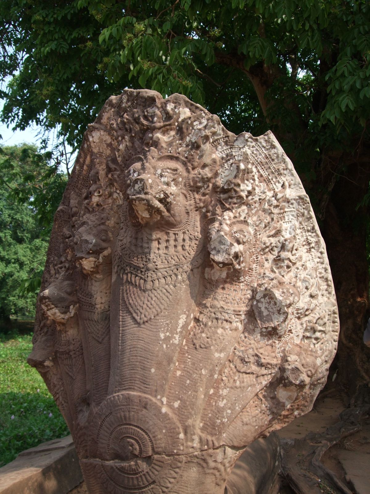 ベンメリア遺跡　立派なナーガ像がお出迎え