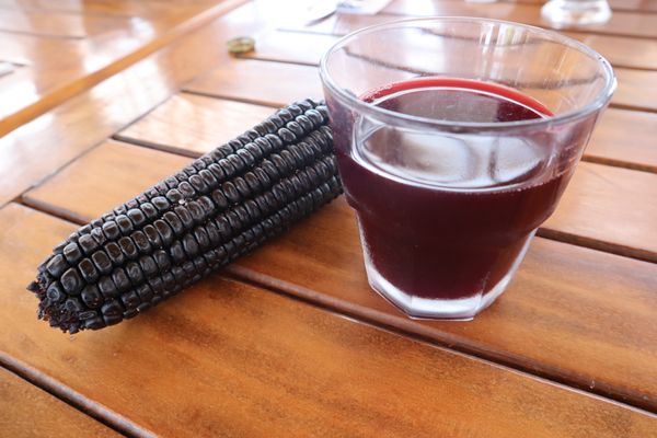 ボリビア多民族国・ラパス「高山病と日焼けに悩まされたペルーボリビアの旅」の写真：ペルーの食べ物
・黒とうもろこしジュース...