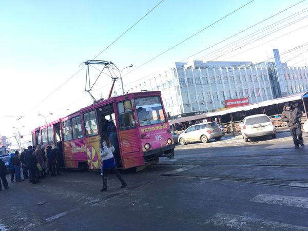 ロシア連邦・イルクーツク「イルクーツクで凍った」の写真：イルクーツク の街中は路面電車が走ってい...