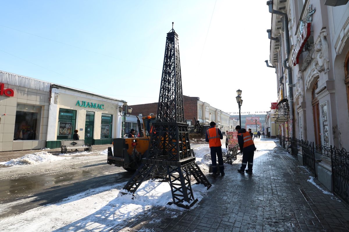 イルクーツク の街中は路面電車が走っていた。
何故かエッフェル塔があった

