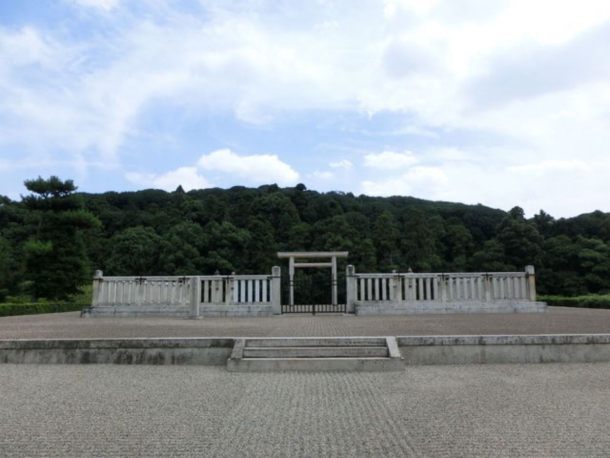 1枚目は応神天皇陵古墳の拝所、2枚目は応神天皇陵古墳外濠外堤、3枚目は誉田...