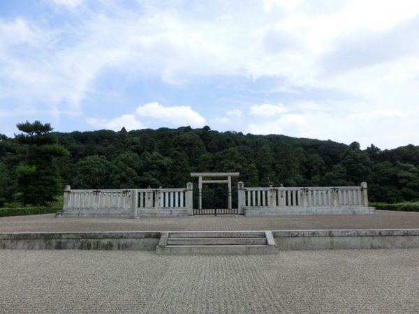 日本「世界遺産「百舌鳥・古市古墳群-古代日本の墳墓群-：古市エリア」」の写真：1枚目は応神天皇陵古墳の拝所、2枚目は応神天皇...