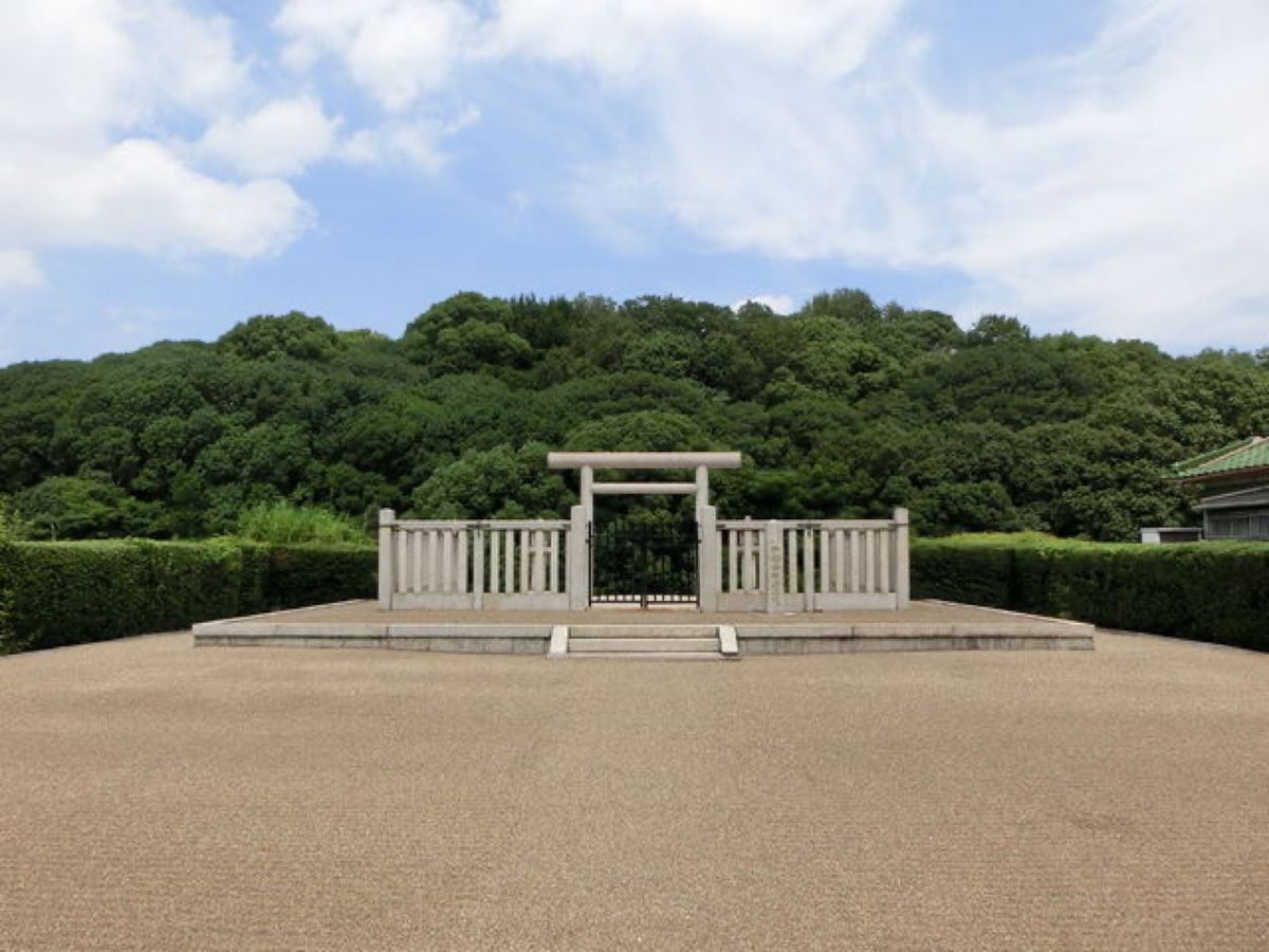 1枚目は鍋塚古墳、2枚目は允恭天皇陵(市野山)古墳、3枚目は仲姫命陵(仲津...