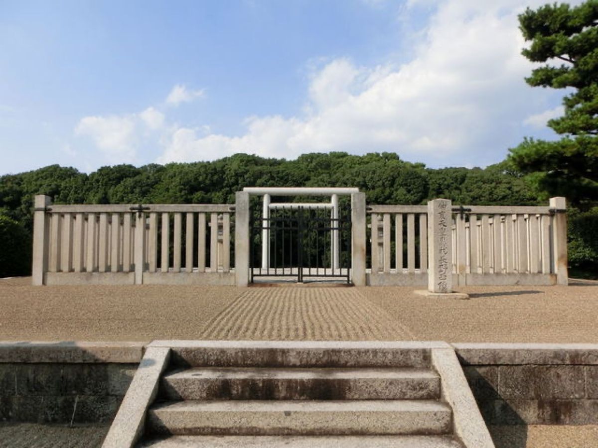 1枚目は仲哀天皇陵(岡ミサンザイ)古墳、2枚目は仲哀天皇陵(岡ミサンザイ)...