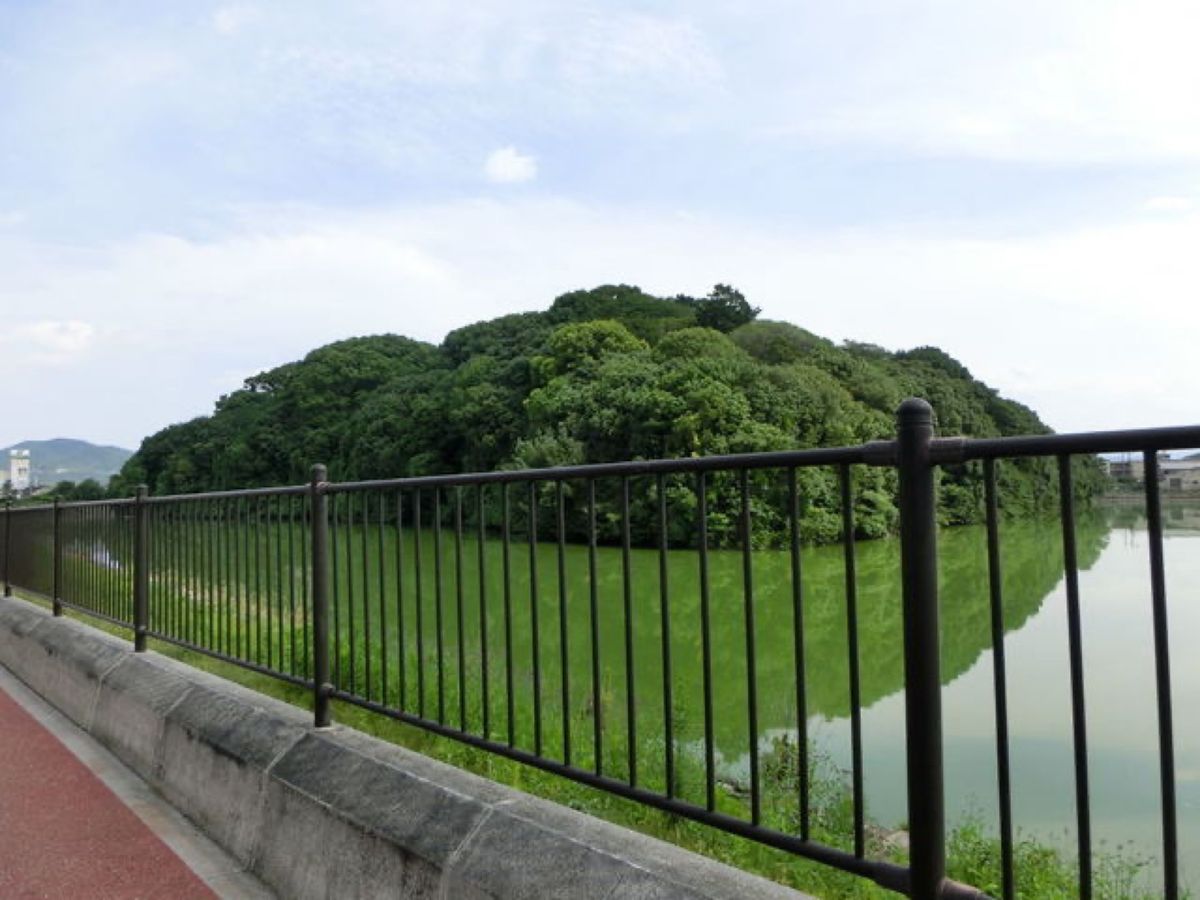 1枚目は白鳥陵古墳(前の山古墳)、2枚目は峯ヶ塚古墳、3枚目は青山古墳、4...