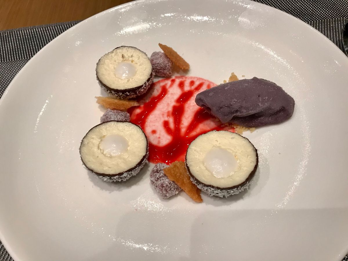 インターコンチネンタルフーコックのディナー
宿泊料金に込みの3品コースは、...