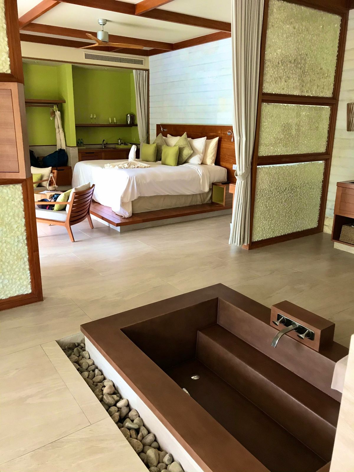 フュージョンリゾートフーコック
このリゾートに2泊宿泊。
各バンガローにプ...