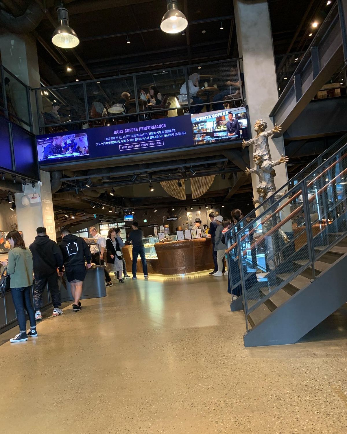 ★2日目
泥のように昼まで寝て、ホテル前のカフェでブランチ。

2人で食べ...