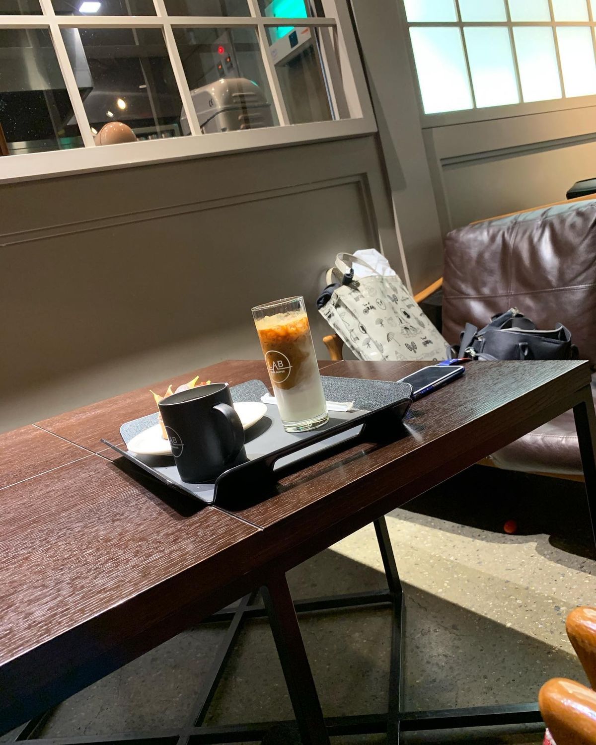 ★2日目
泥のように昼まで寝て、ホテル前のカフェでブランチ。

2人で食べ...