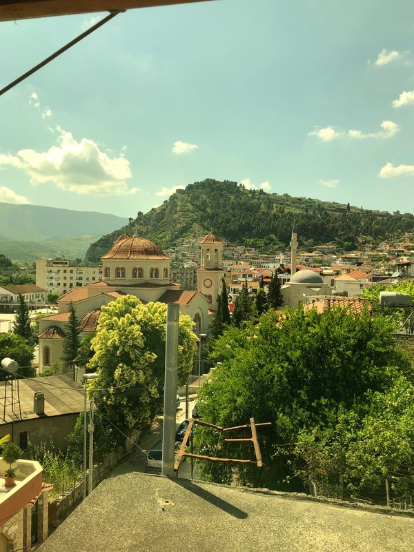アルバニア「アルバニア🇦🇱」の写真：ティラナ・のどかでなんか味のある風景・モスク...