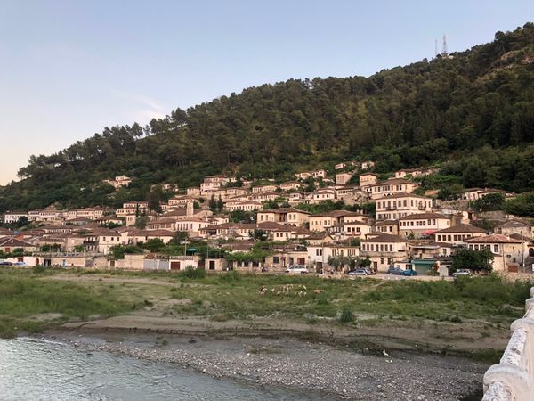 アルバニア「アルバニア🇦🇱」の写真：ベラト千の窓の街