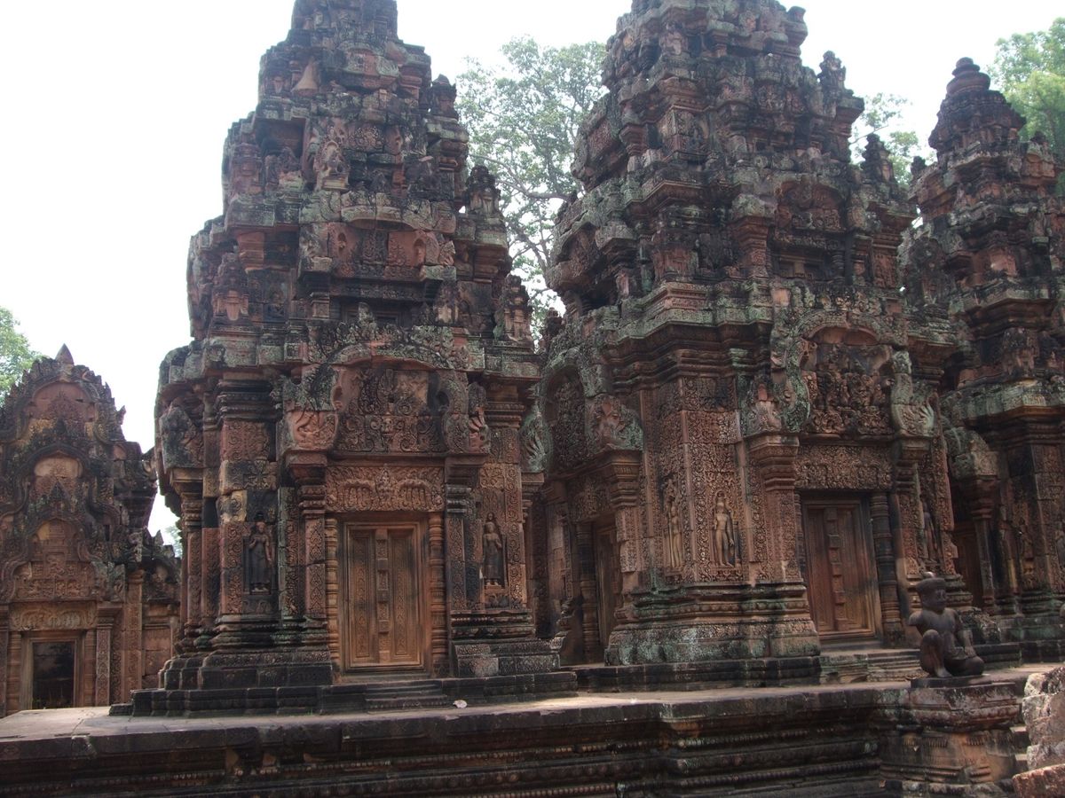 バンテアイ・スレイ
彫刻はレプリカ？