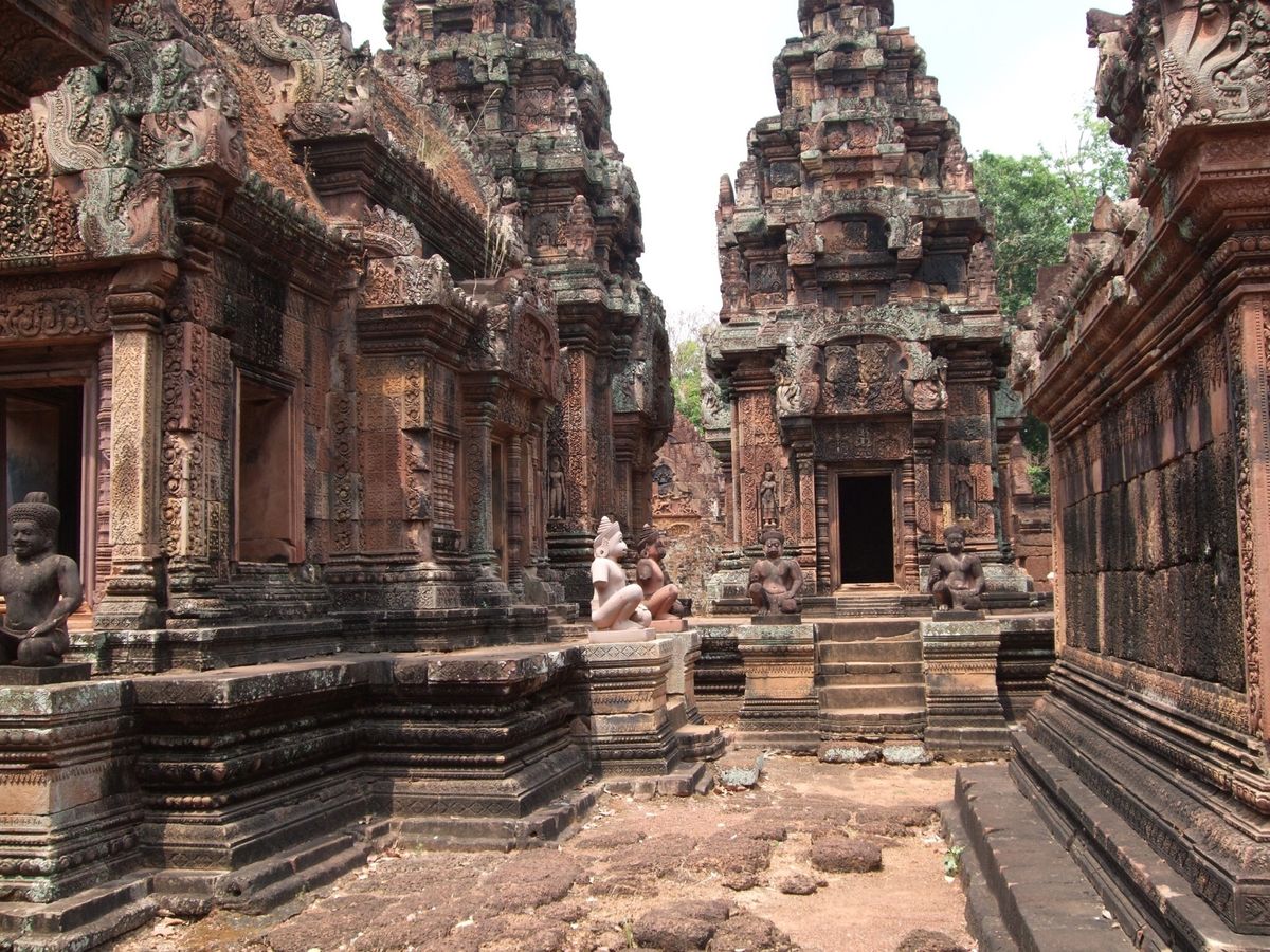 バンテアイ・スレイ
彫刻はレプリカ？