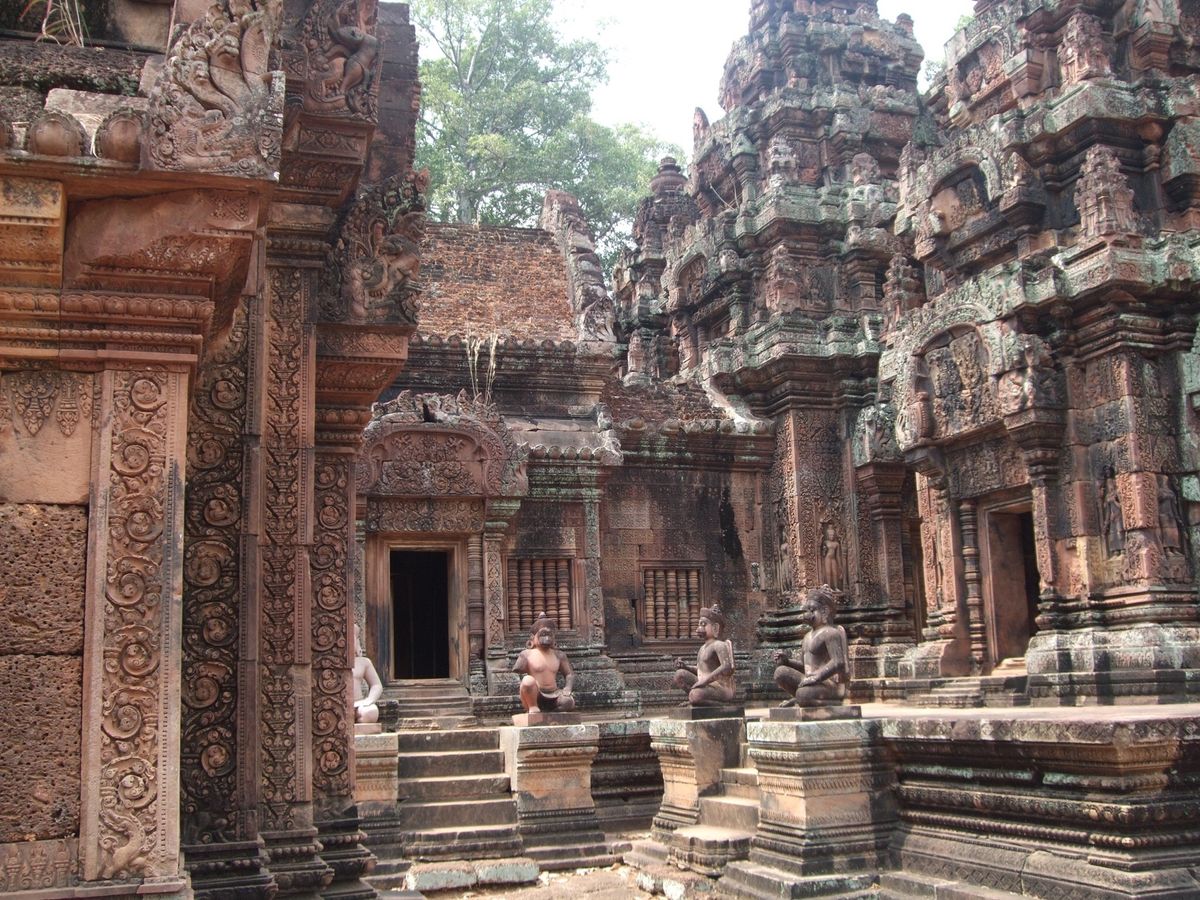 バンテアイ・スレイ
彫刻はレプリカ？