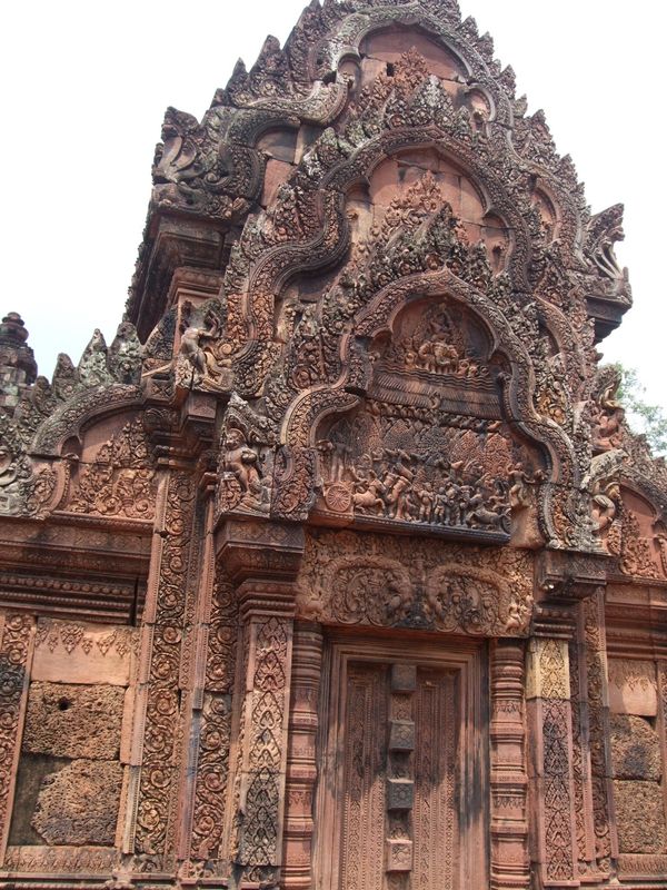 カンボジア・シエムリアップ「カンボジア　アンコール遺跡」の写真：バンテアイ・スレイ
彫刻はレプリカ？