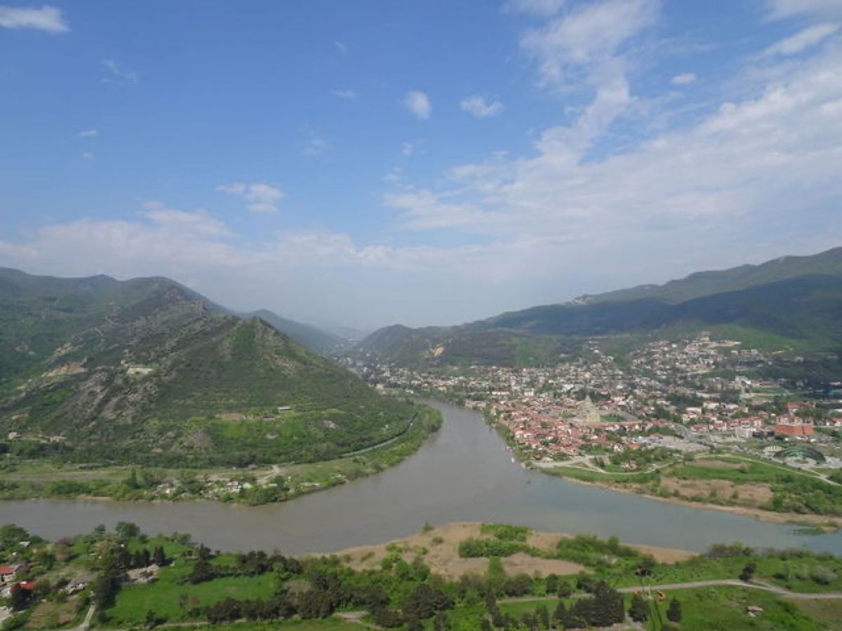 1枚目と2枚目はスヴェティ・ツホヴェリ大聖堂のフレスコ画、3枚目はジュヴァ...