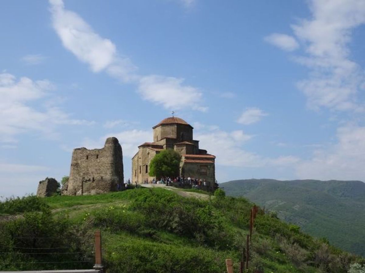 1枚目はスヴェティ・ツホヴェリ大聖堂、2枚目はスヴェティ・ツホヴェリ大聖堂...