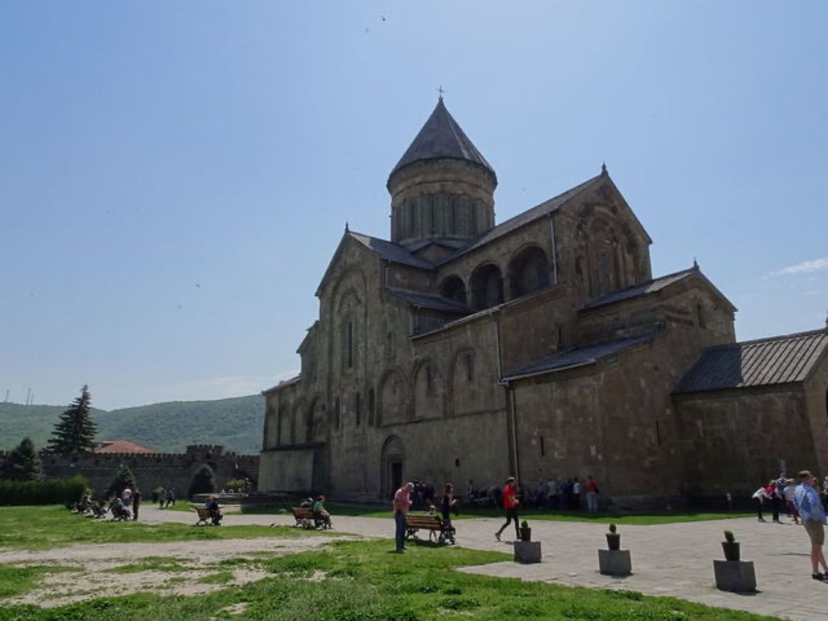 1枚目はスヴェティ・ツホヴェリ大聖堂、2枚目はスヴェティ・ツホヴェリ大聖堂...