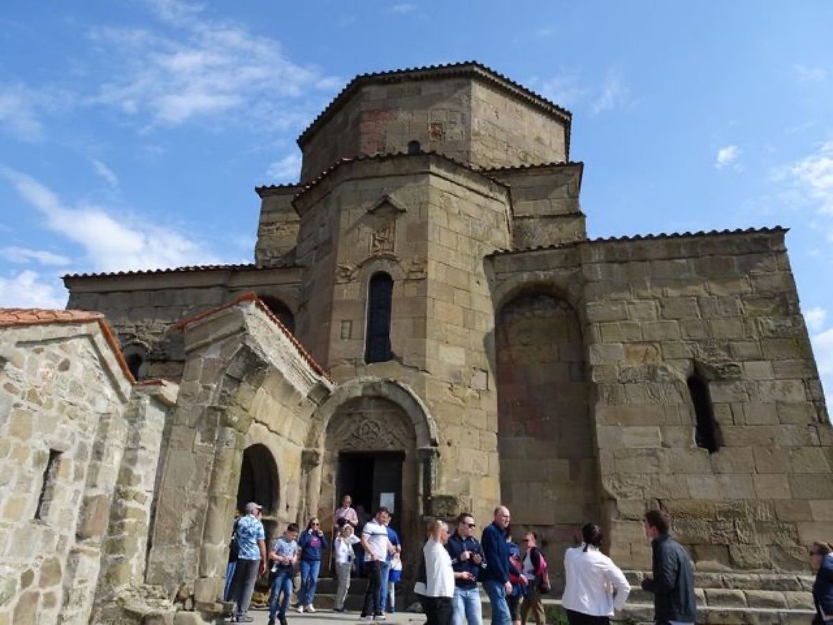 1枚目と2枚目はスヴェティ・ツホヴェリ大聖堂のフレスコ画、3枚目はジュヴァ...