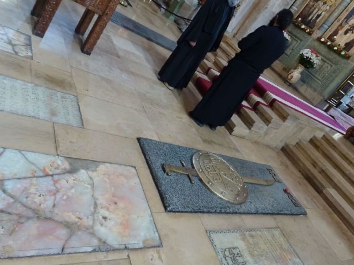 1枚目はスヴェティ・ツホヴェリ大聖堂、2枚目はスヴェティ・ツホヴェリ大聖堂...