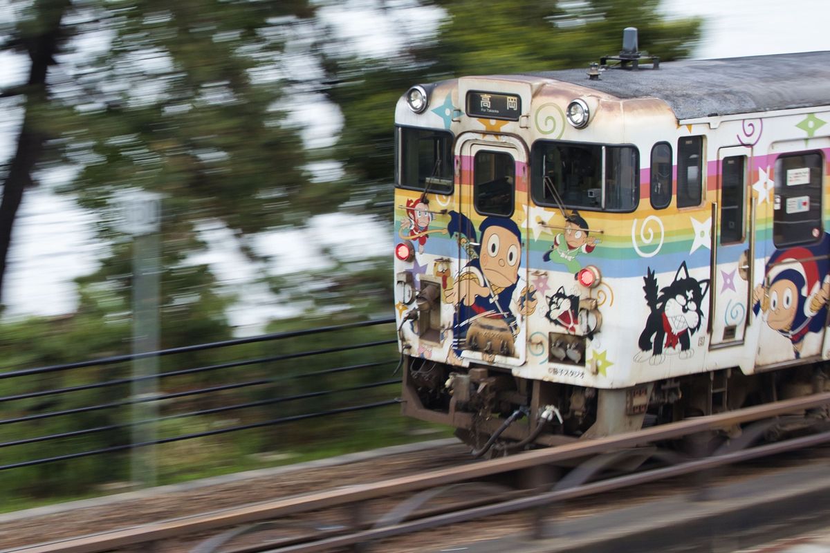 富山県氷見市を走るハットリくん電車
