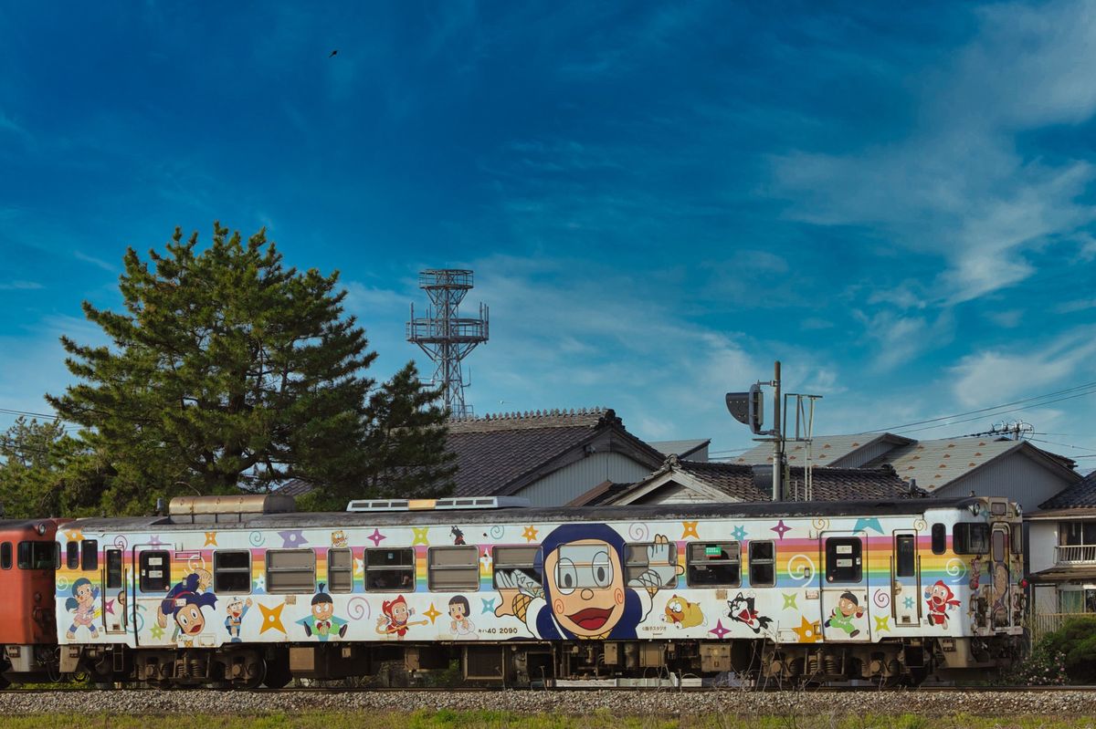 富山県氷見市を走るハットリくん電車