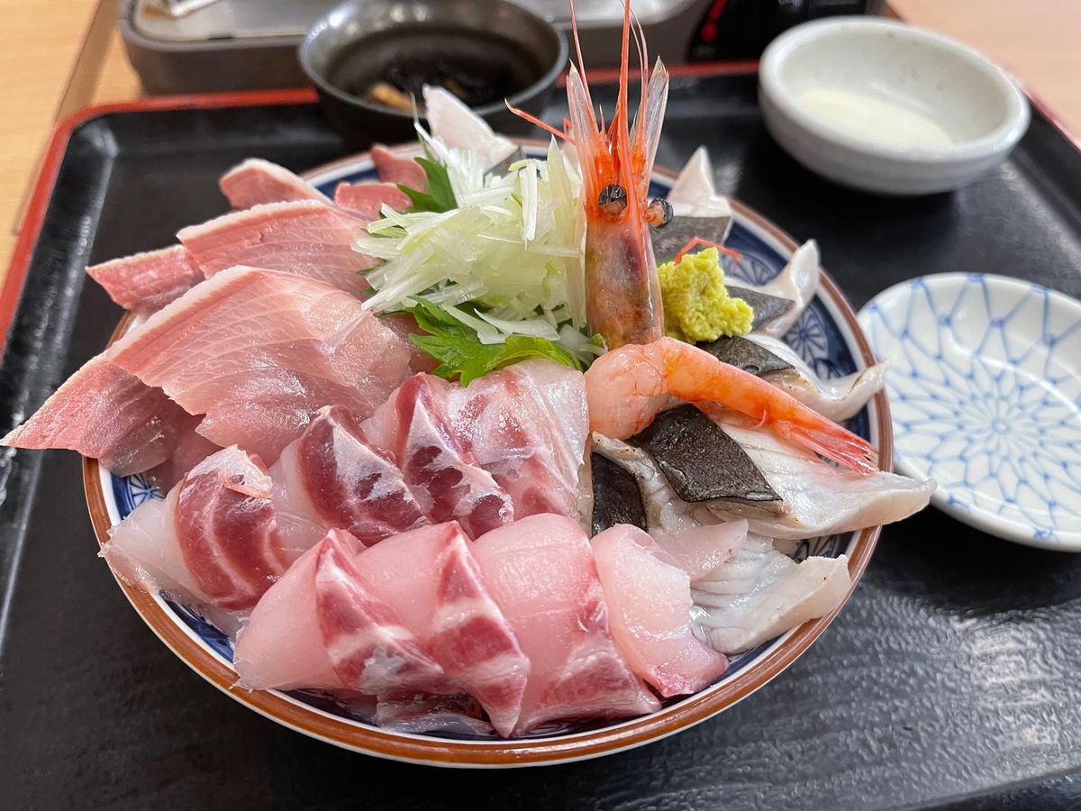 富山県氷見市の氷見丼と有名な写真スポット女岩