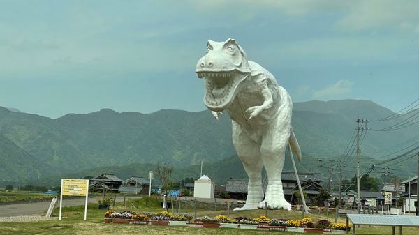 日本・福井県「福井県恐竜旅行」の写真：車内から見た白ティラノサウルス
恐竜博物...