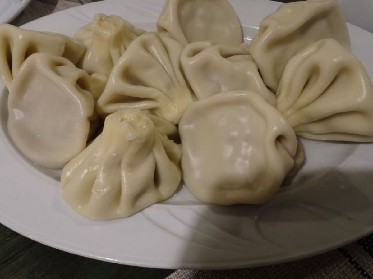1枚目はヒンカリという巨大な水餃子のような食べ物です🥟
2枚目はクタブとい...