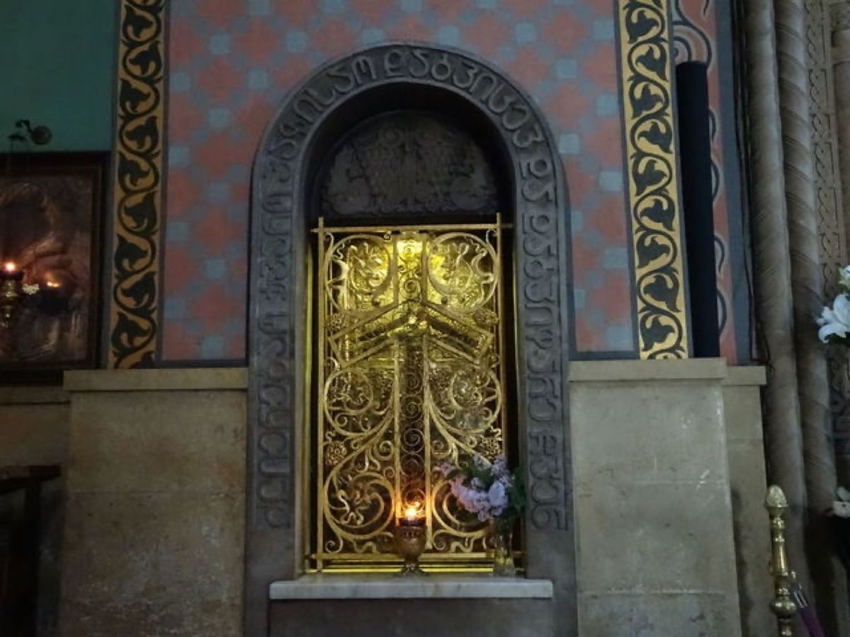 1枚目はメテヒ教会とワフタング・ゴルガサリ像で、下にあるのは守護聖人アボの...