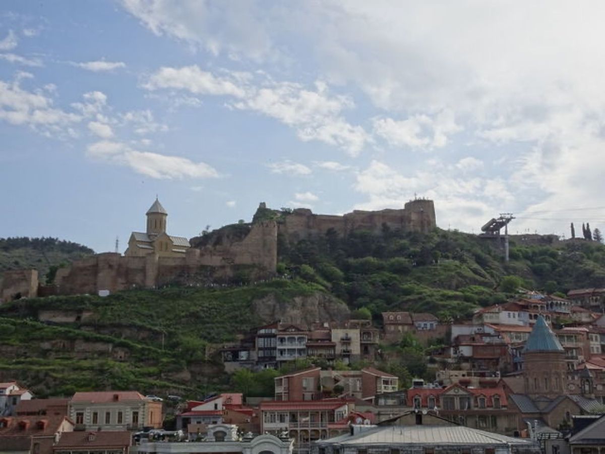 1枚目はワインを飲む人(タマダ)の像、2枚目はジョージアの母像、3枚目はメ...