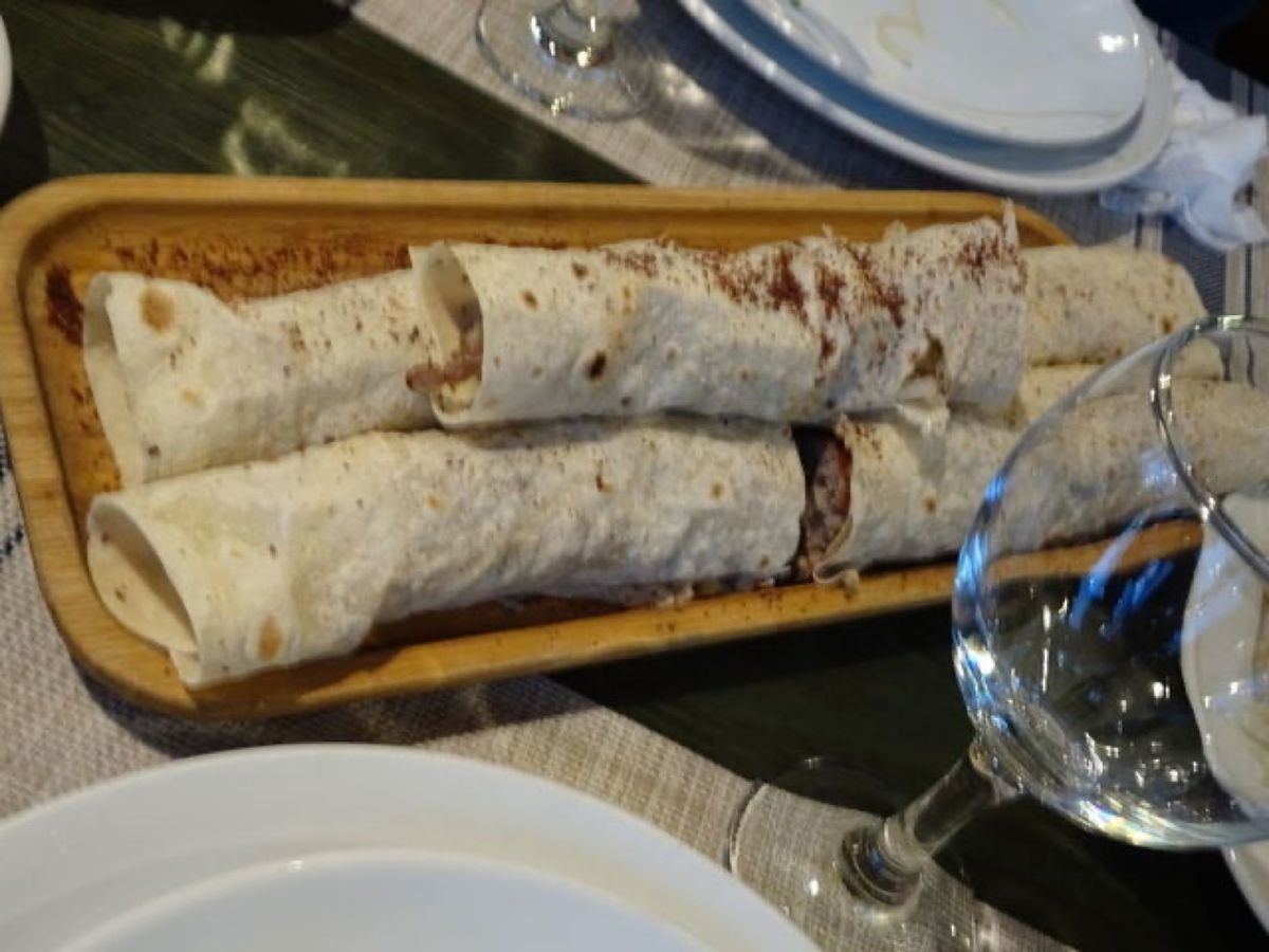 1枚目はヒンカリという巨大な水餃子のような食べ物です🥟
2枚目はクタブとい...